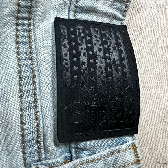 Like new volcom women’s high rise shorts - Picture 3 of 3